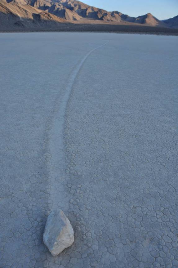 As incríveis pedras que se movem e seus rastros, na Race Track, no Death Valley National Park, na Califórnia - EUA